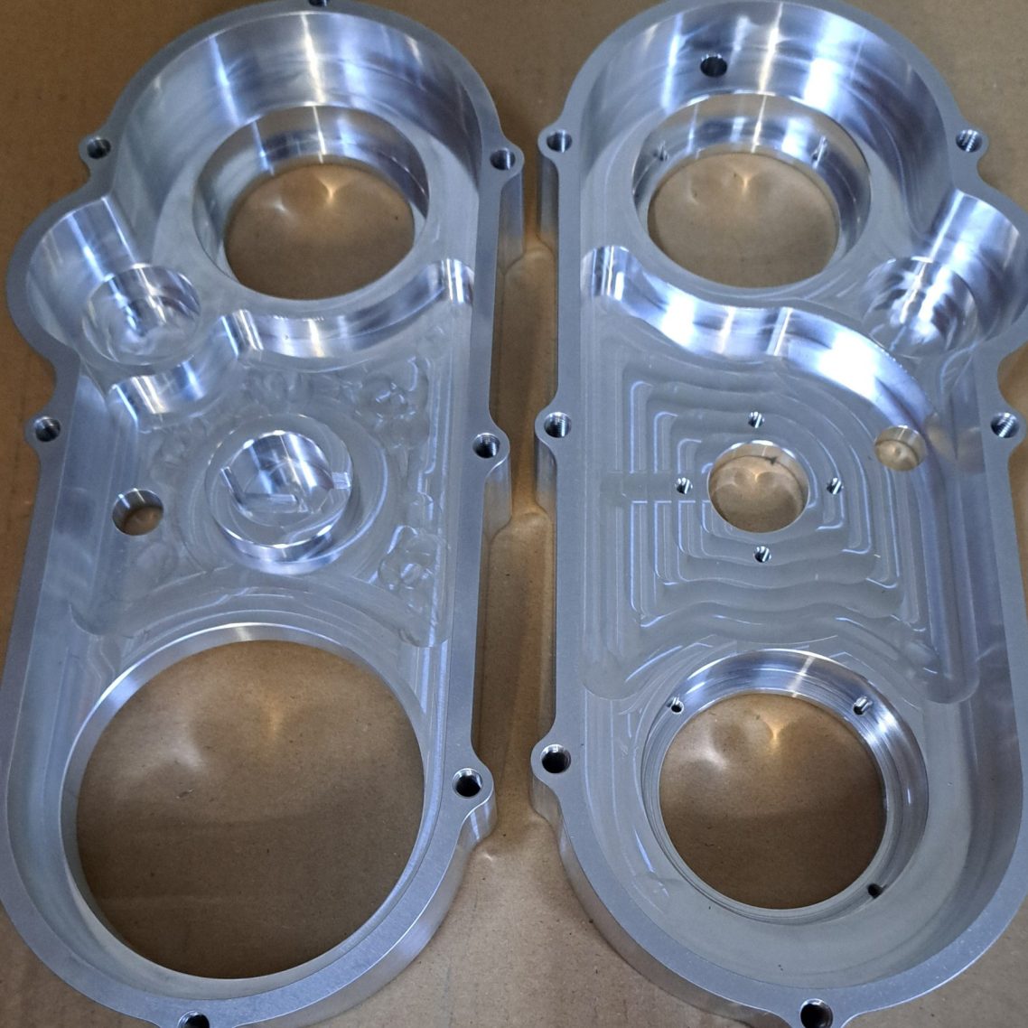 Rennsport Getriebekasten Zwei präzise bearbeitete Metallkomponenten mit kreisförmigen Ausschnitten.